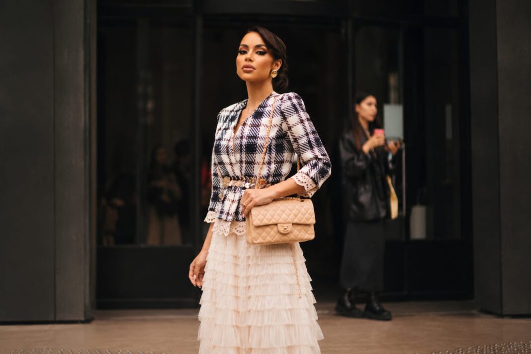 Giovanna Veríssimo afirma que a roupa é apenas parte da conversa sobre moda, comportamento e estilo, e a verdade é fundamental nesse conceito.