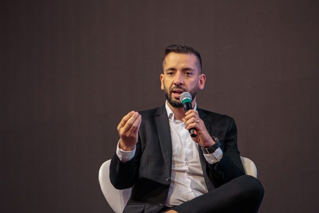 Carlos Guerra Jr., fundador da OmniAI, trabalha para evitar a amnésia corporativa e garantir que as empresas não percam inteligência.