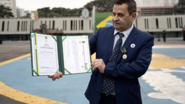Urandir Fernandes de Oliveira recebe a Medalha do Exército Brasileiro
