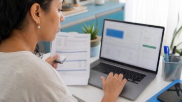 Empresaria consultando o site do ITI
