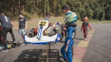 Daniel Lancaster acompanha a estreia do filho João no kart.