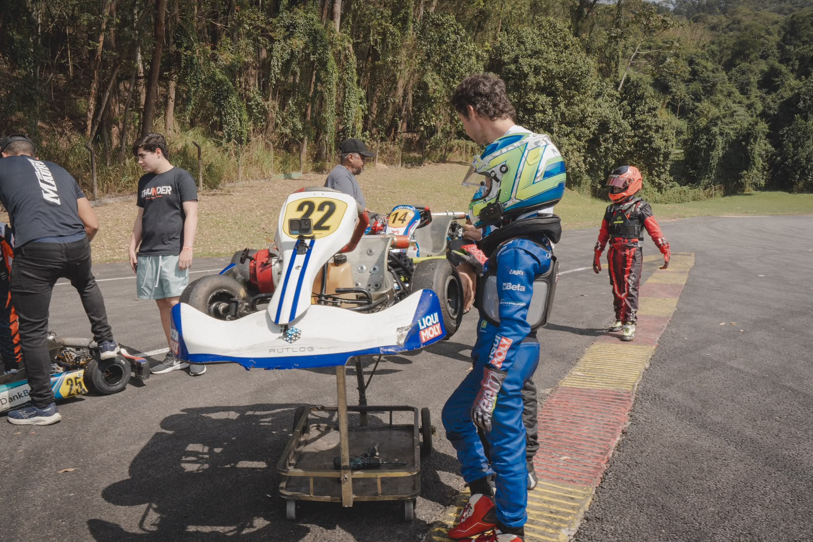 Daniel Lancaster acompanha a estreia do filho João no kart.