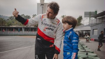 Daniel Lancaster acompanha estreia do filho.