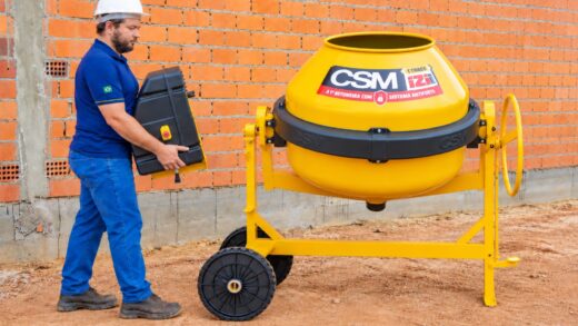Pedreiro encaixa motor na betoneira IZI Max CSM.