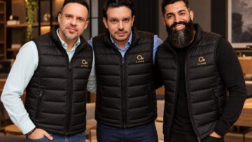 Gabriel Pavão, Adriano Barreto e Alex Missiano, integrantes de A Chave, iniciativa que reúne especialistas em RevOps, liderança e planejamento financeiro para analisar desafios de empresários sob três perspectivas: Visão, Coragem e Dinheiro.