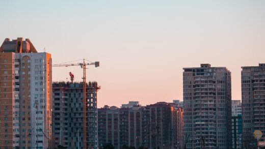Vista urbana de São Paulo, Brasil, com empreendimentos imobiliários residenciais em construção, edifícios modernos e guindastes ao fundo