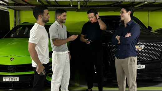 Pedro Silvestrini, segundo da esquerda para a direita, durante viagem a Dubai com jovens empreendedores do mercado digital, em 2024.