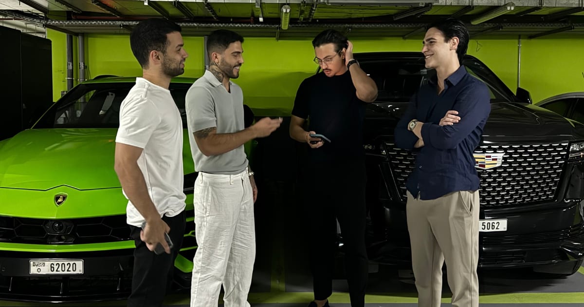 Pedro Silvestrini, segundo da esquerda para a direita, durante viagem a Dubai com jovens empreendedores do mercado digital, em 2024.