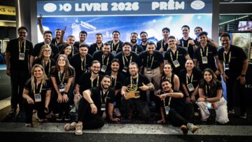 Dhiego Rosa (ao centro com o troféu em mãos) e a equipe do Grupo Escalada comemorando o prêmio de Melhor Consultoria Oficial do Mercado Livre, entregue no Mercado Livre Experience, em São Paulo, em setembro de 2026
