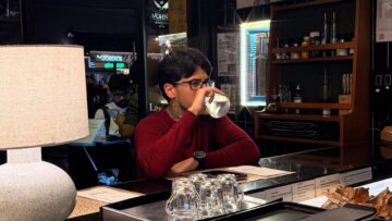 Byel em momento descontraído durante uma visita a um estabelecimento gastronômico.