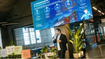 Alexandre Azevedo, CEO da White Cube, apresentando a palestra sobre "A Virada Biônica" na Semana Caldeira 2026
