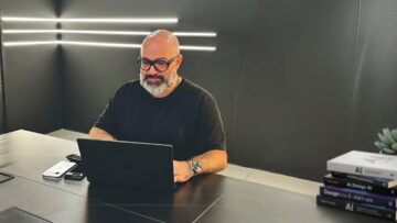 Guilherme Friol, fundador da Vircos, destaca que a decisão sobre comprar ou construir IA é financeira.