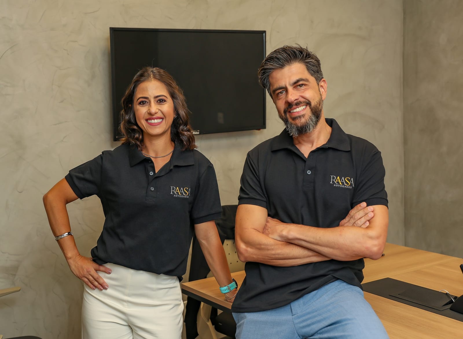 Dra. Helen Salomão, sócia e advogada especialista em Direito Notarial, Imobiliário e Registral da RAASA Advogados e Dr. Rodrigo Ayuch Ammar, fundador e advogado especialista em Mercado Imobiliário e Licenças Executivas, CEO da RAASA Advogados.