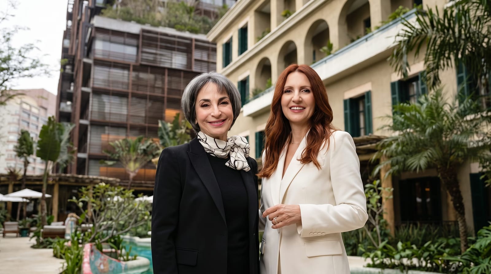 À esquerda Claudia Matarazzo, e à direita Eliane Ribeiro (anfitriã do evento)